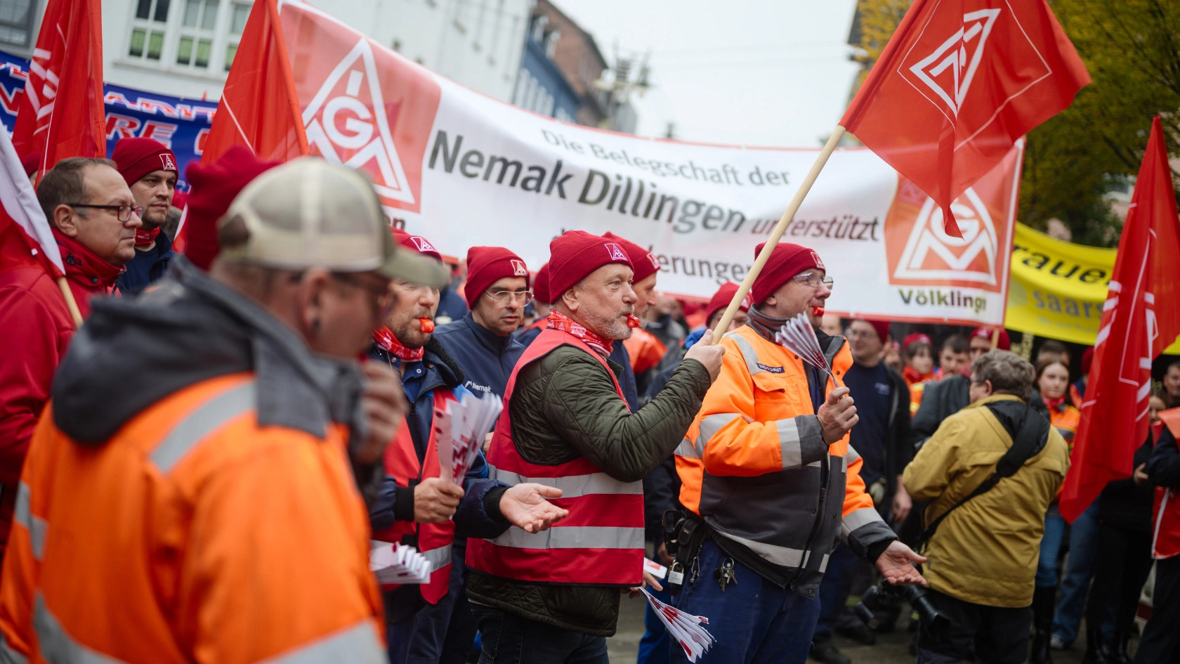 Warnstreiks wirken! Produktionsabbrüche bei Nemak in Dillingen und Nedschroef in Beckingen und Fraul