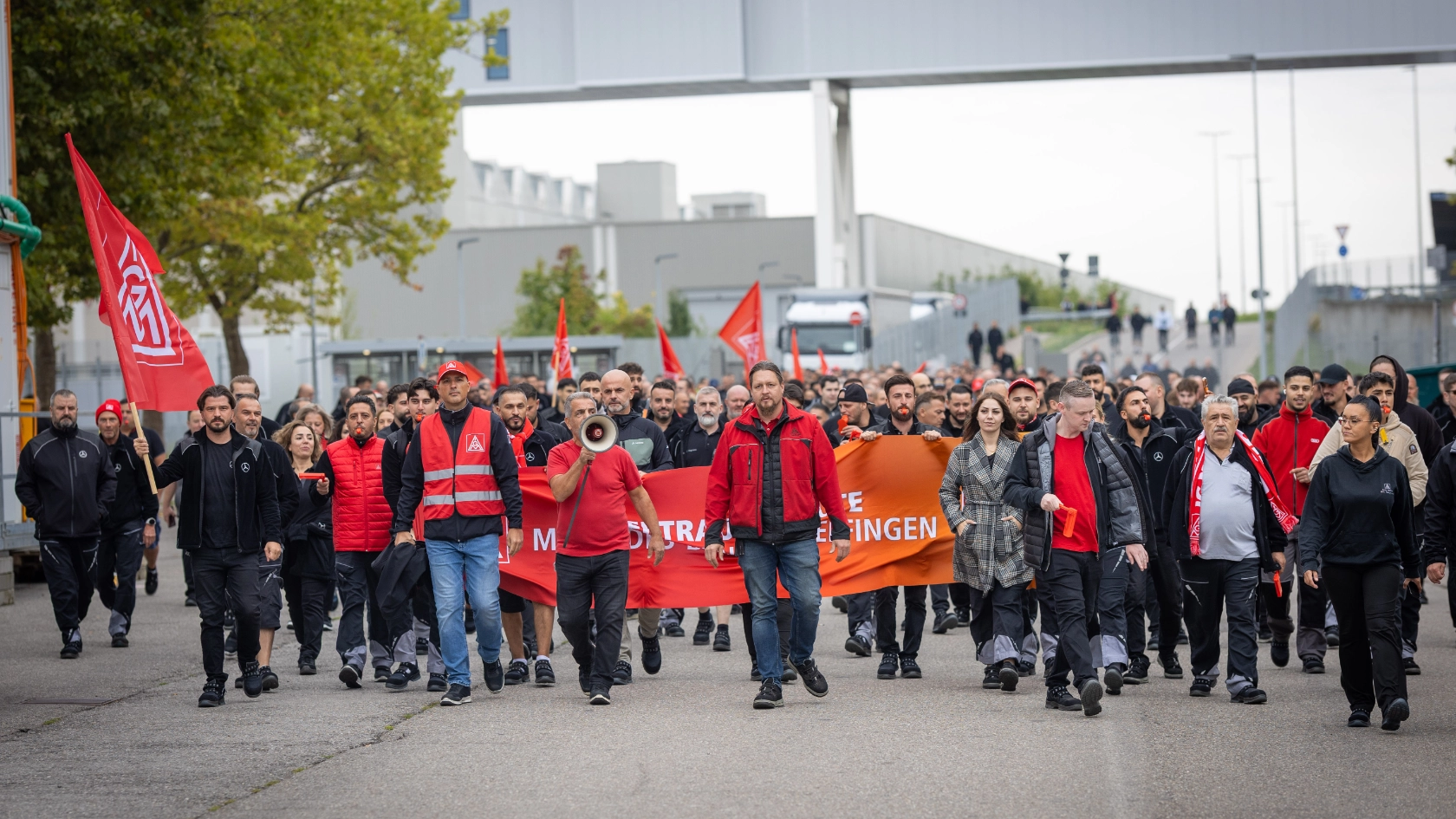 Am 21. September werden die Beschäftigten der Automobilindustrie ein deutliches Zeichen setzen – bundesweit bei unzähligen betrieblichen Aktionen, bei unzähligen Zulieferbetrieben und Herstellern. Nicht länger werden sie sich zu Sündenböcken machen lassen für eine Krise, die sie nicht verursacht haben. Nicht länger werden sie die Zeche für Managementfehler und die Folgen geopolitischer Konflikte zahlen. Damit ist jetzt Schluss! Die Beschäftigten sagen: Jetzt reicht’s!