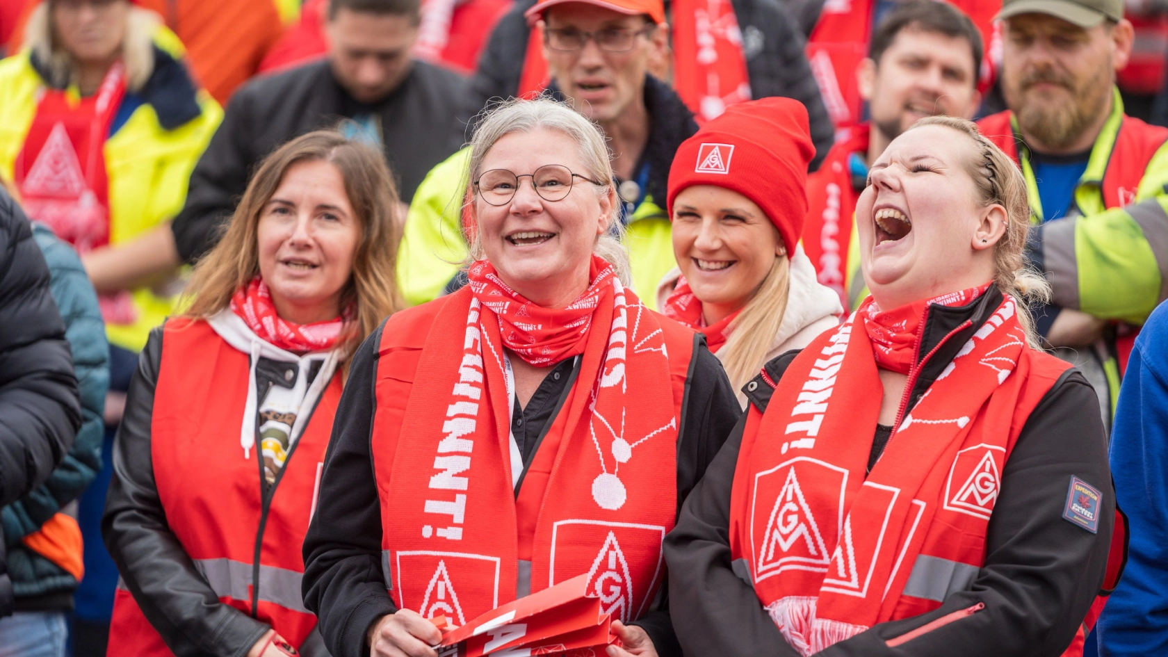 Vier fröhliche Frauen beim Warnstreik in der Metall-Tarifrunde