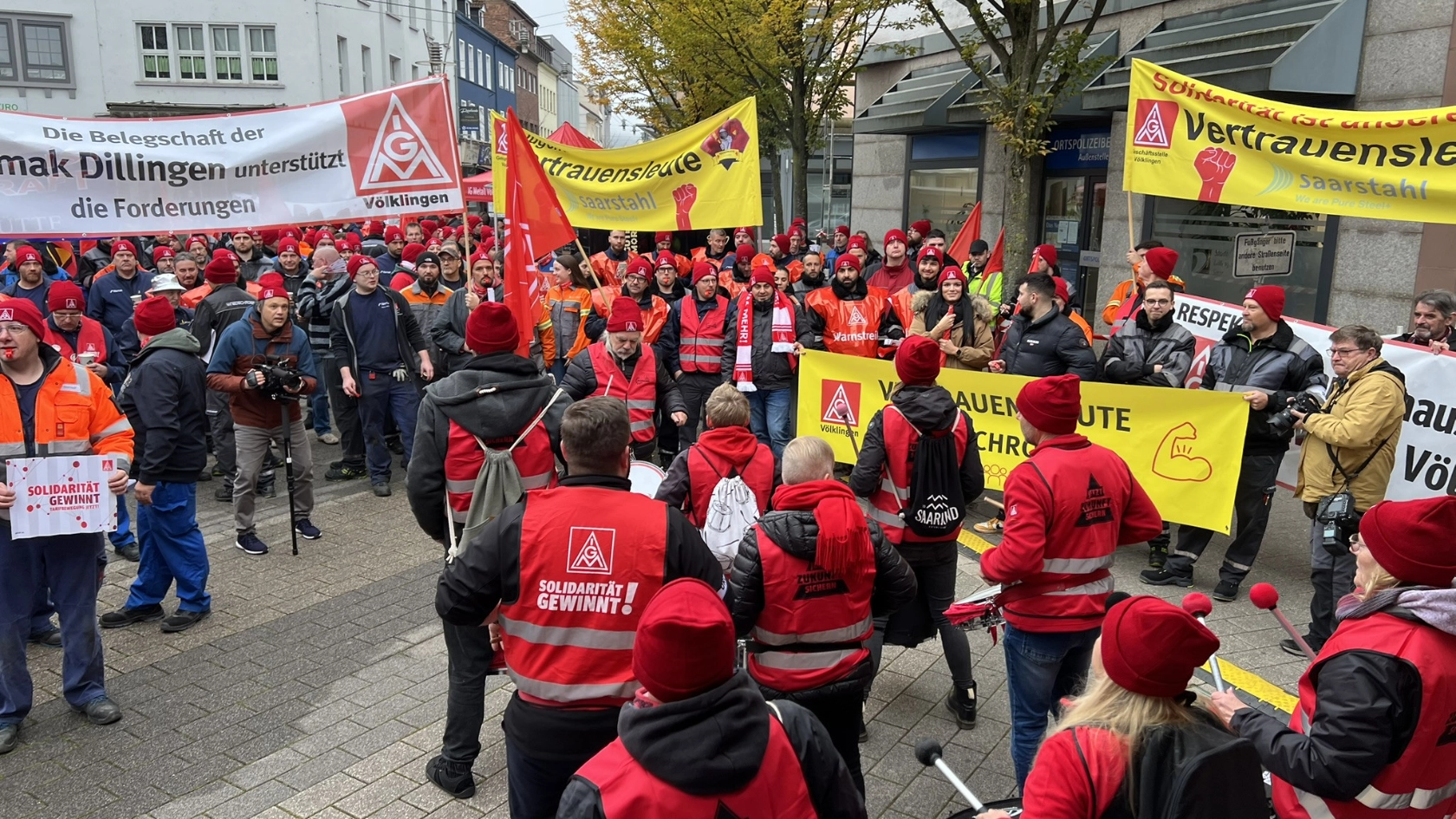 Warnstreiks wirken! Produktionsabbrüche bei Nemak in Dillingen und Nedschroef in Beckingen und Fraul