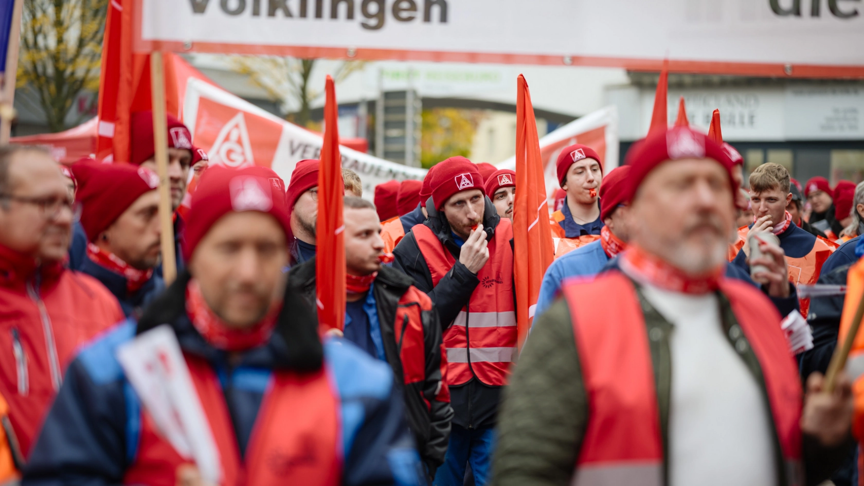 Warnstreiks wirken! Produktionsabbrüche bei Nemak in Dillingen und Nedschroef in Beckingen und Fraul