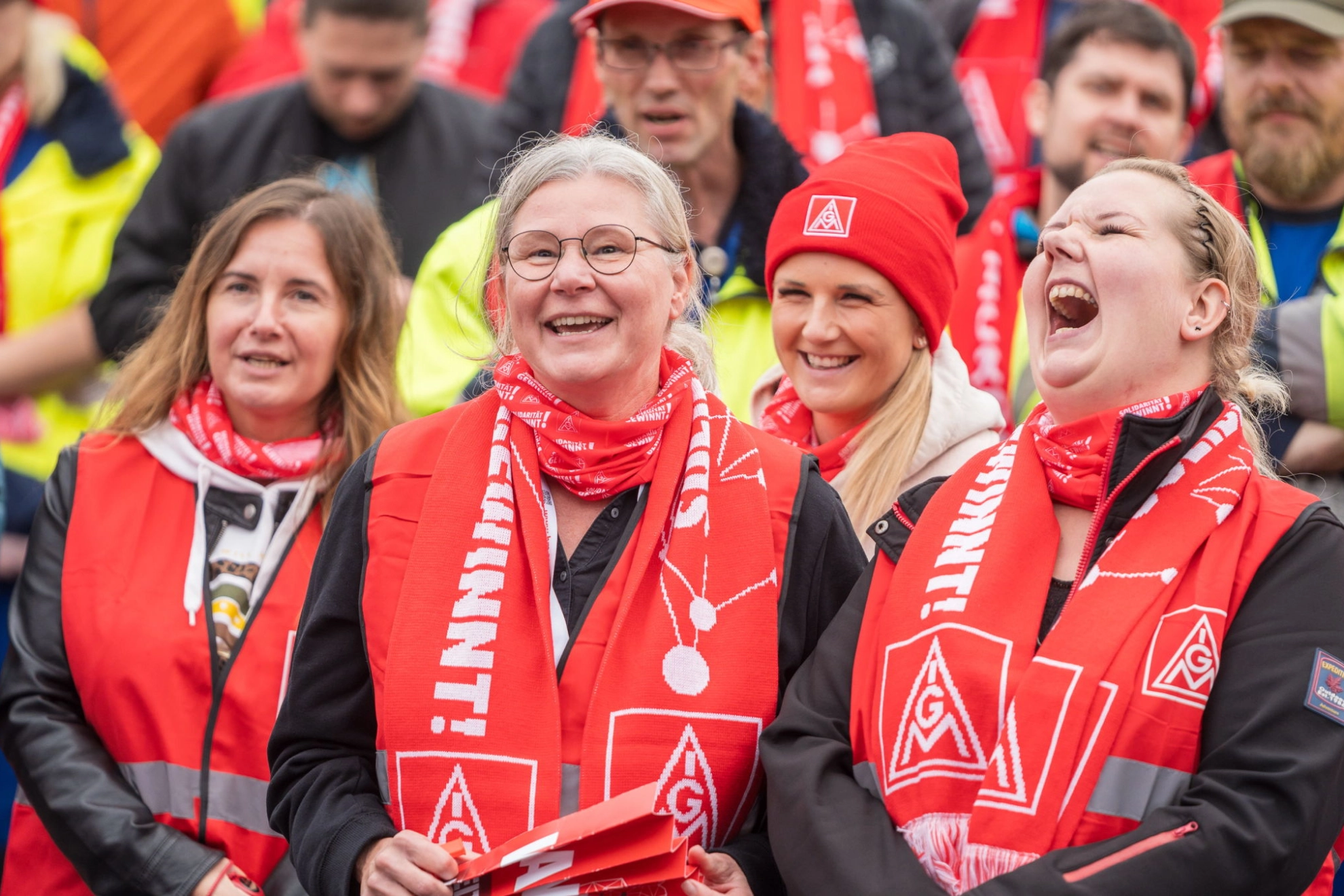 Vier fröhliche Frauen beim Warnstreik in der Metall-Tarifrunde