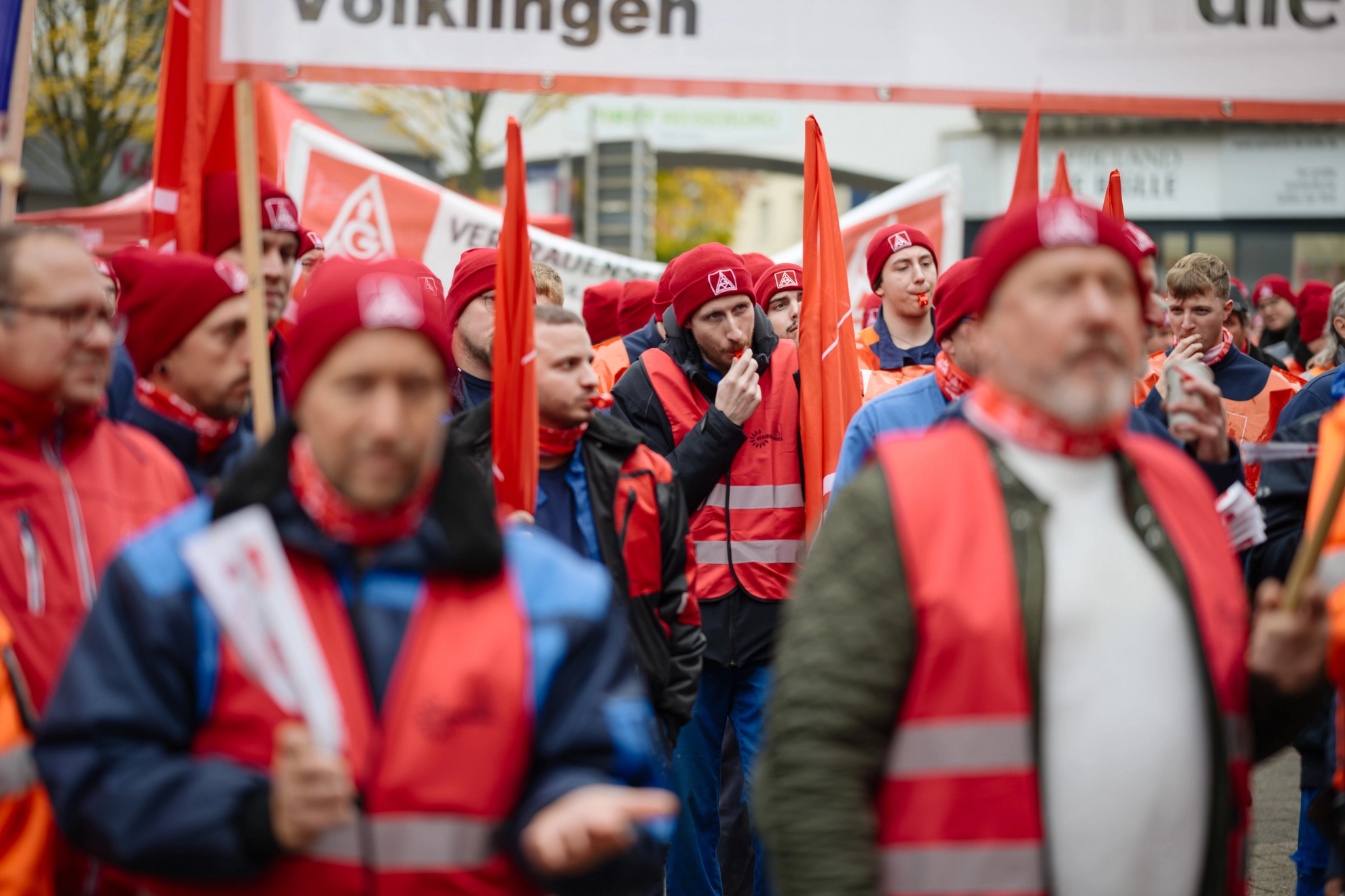Warnstreiks wirken! Produktionsabbrüche bei Nemak in Dillingen und Nedschroef in Beckingen und Fraul