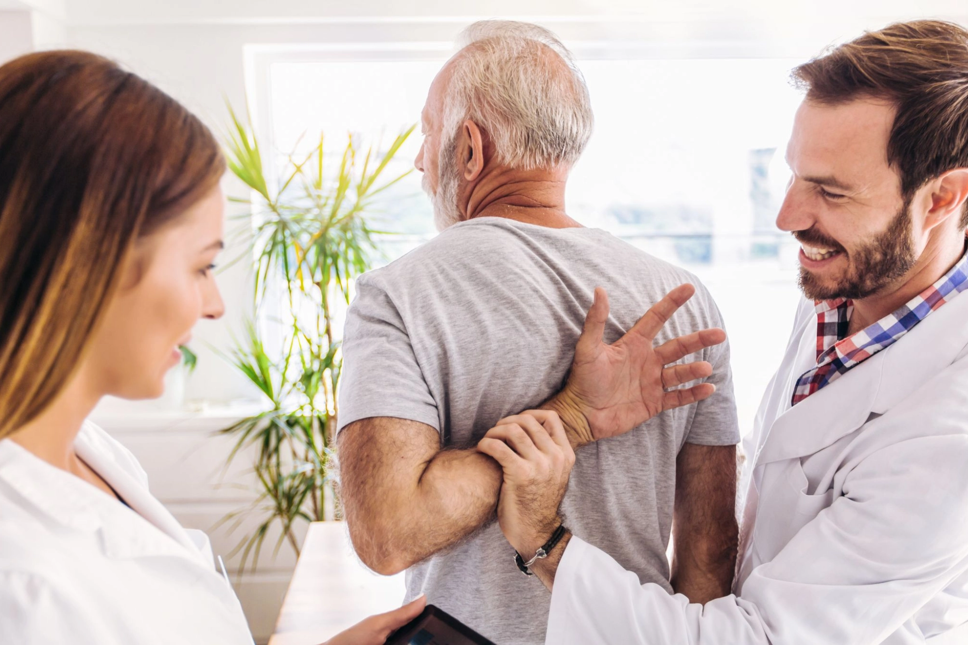 physiotherapeutische Untersuchung eines älteren Mannes