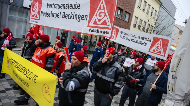 Warnstreiks wirken! Produktionsabbrüche bei Nemak in Dillingen und Nedschroef in Beckingen und Fraul